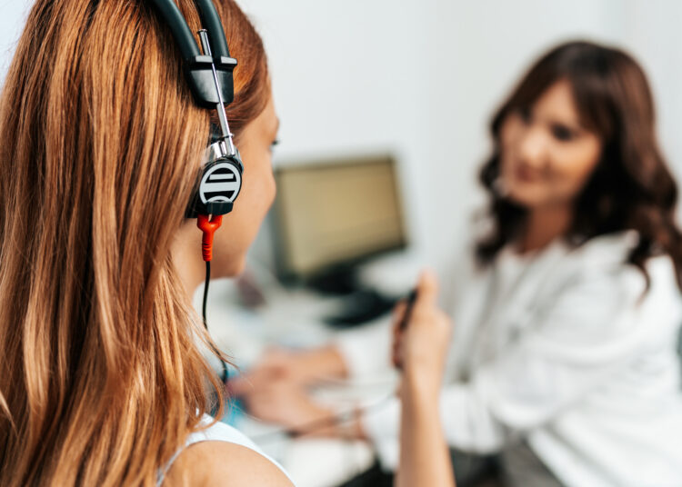 Personne discutant avec un casque audio.