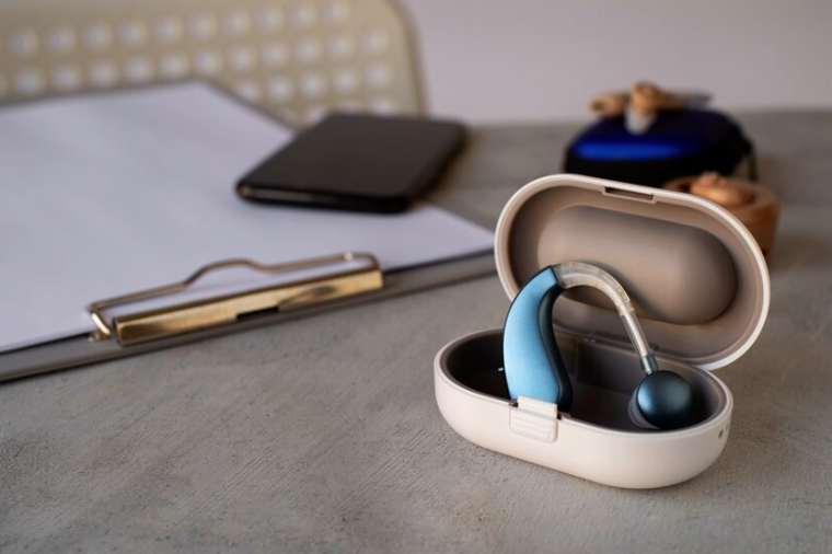 Appareil auditif posé sur un bureau.