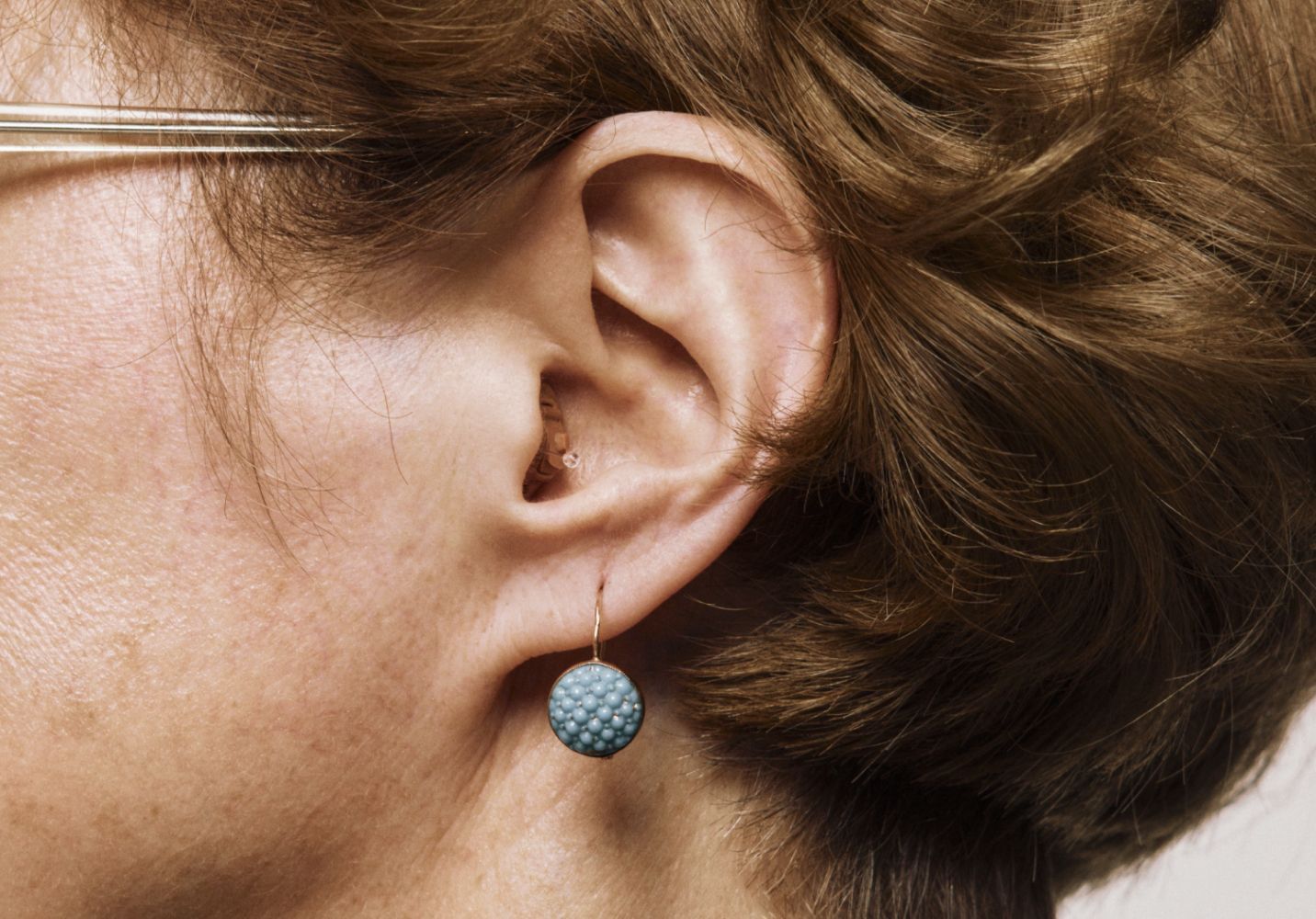 Appareils auditifs très peu visibles dans une oreille.